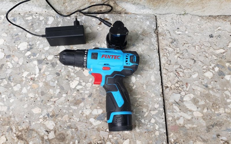 Power Tools 72 battery drill - screwdriver with charger and spare battery
