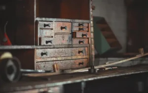 Read more about the article How To Convert An Old Dresser Into A Vintage Masterpiece