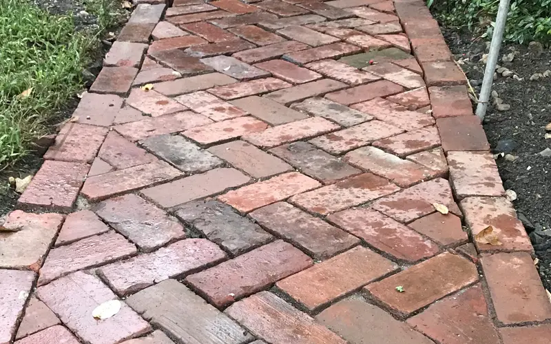 Read more about the article How To Make An Easy Brick Herringbone Path